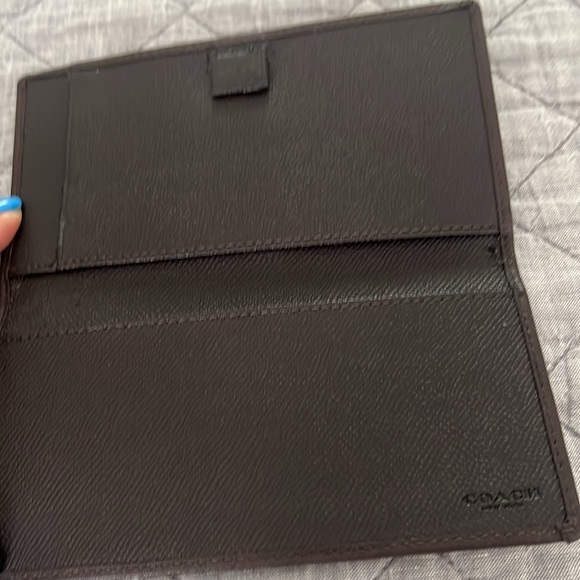 Coach  trifold wallet in GUC - Picture 6 of 9